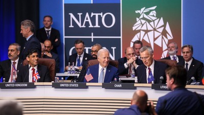 Premier Wielkiej Brytanii Rishi Sunak, sekretarz generalny NATO Jens Stoltenberg i prezydent USA Joe Biden w pierwszym dniu szczytu NATO w Wilnie