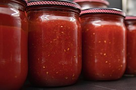 "Baka me je naučila svemu, pa i kako se pravi NAJBOLJI SOS OD PARADAJZA - možda je lakše da ga kupim, ali zbog OVOGA ima neprocenjiv ukus!"