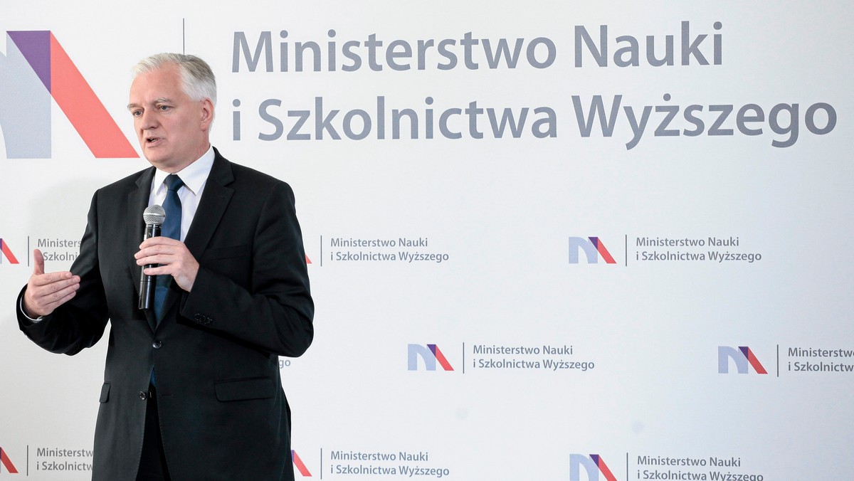 Wypłacanie odszkodowań byłym przesiedleńcom jest niesprawiedliwe i sprzeczne z polskim interesem - powiedział wicepremier minister nauki Jarosław Gowin. Dodał, że jego partia Polska Razem Zjednoczona Prawica zgłosiła propozycje zmian w prawie, by zatrzymać wypłatę odszkodowań.