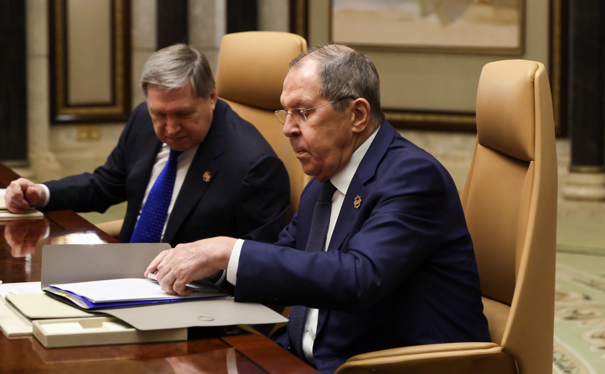 Minister zahraničných vecí Sergej Lavrov a poradca ruského prezidenta Jurij Ušakov.