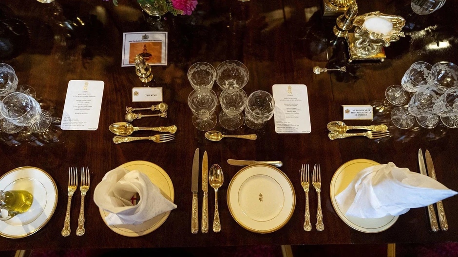 Pred svakim gostom bilo je devet pozlaćenih pribora i pet čaša | Foto: PA Media