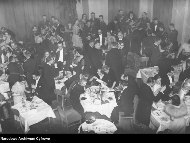 Bal sylwestrowy w Oficerskim Yacht Klubie w Warszawie, lata 30. XX wieku.