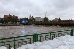 Głuchołazy pod wodą. Zalany jest rynek miejski. Burmistrz miasta wzywa mieszkańców do ewakuacji
