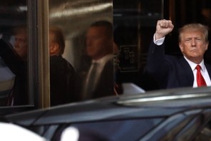 B. prezydent Donald Trump opuszcza Trump Tower w drodze do nowojorskiego sądu