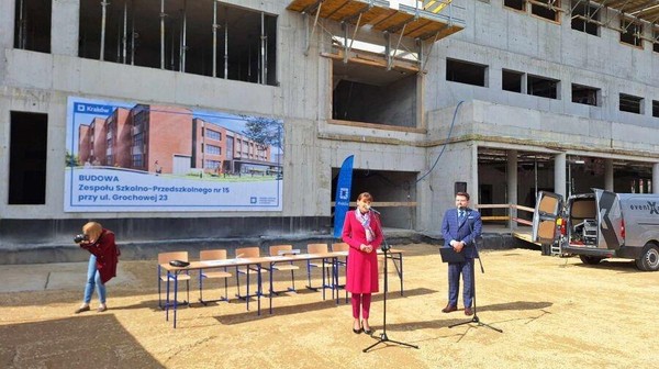 Budowa nowoczesnego budynku Zespołu Szkolno-Przedszkolnego nr 15 przy ul. Grochowej 23 w Płaszowie to jedna z trzech największych inwestycji realizowanych obecnie przez Miejskie Centrum Obsługi Oświaty w Krakowie.