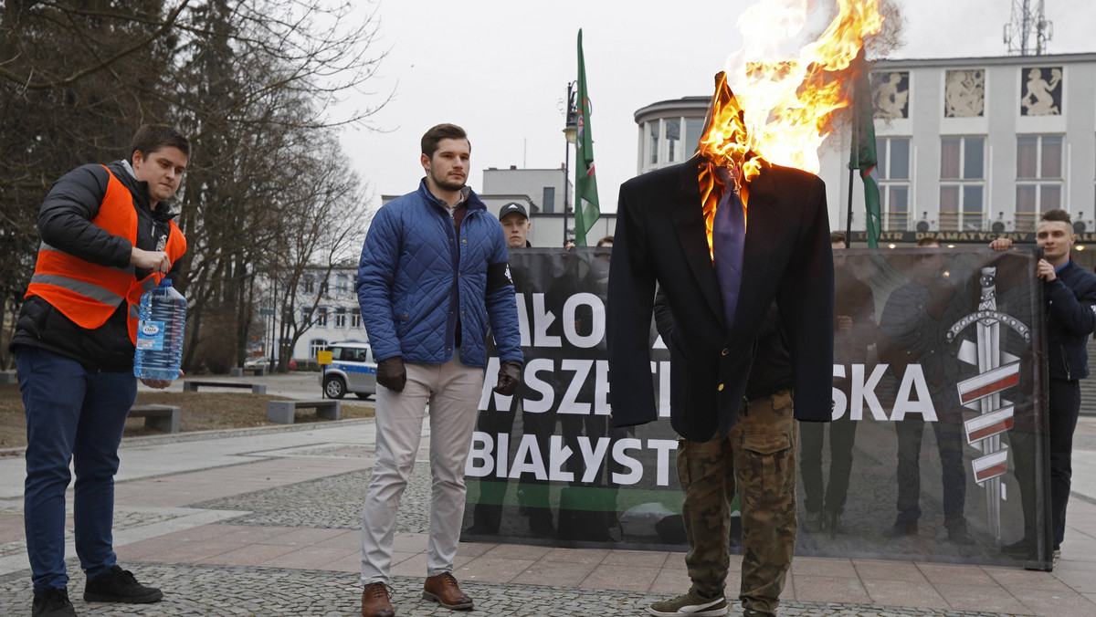 Nie było znamion czynu zabronionego - oceniła Prokuratura Rejonowa Białystok Południe i odmówiła wszczęcia dochodzenia związanego z happeningiem Młodzieży Wszechpolskiej, podczas którego spalona została kukła z podobizną Ryszarda Petru. Postanowienie nie jest prawomocne.