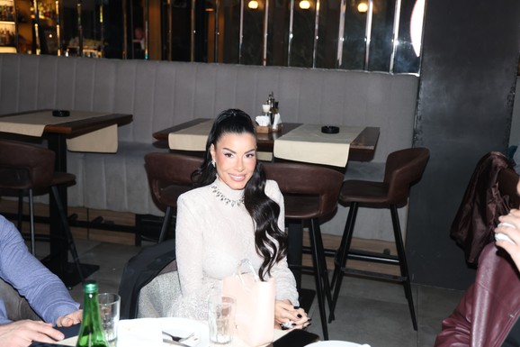 IMA DVE KUĆE I LUKS STAN U BEOGRADU Naša pevačica razvila još jedan biznis pored pevanja, sa zgodnim mužem uživa u braku i sve stiže (FOTO)