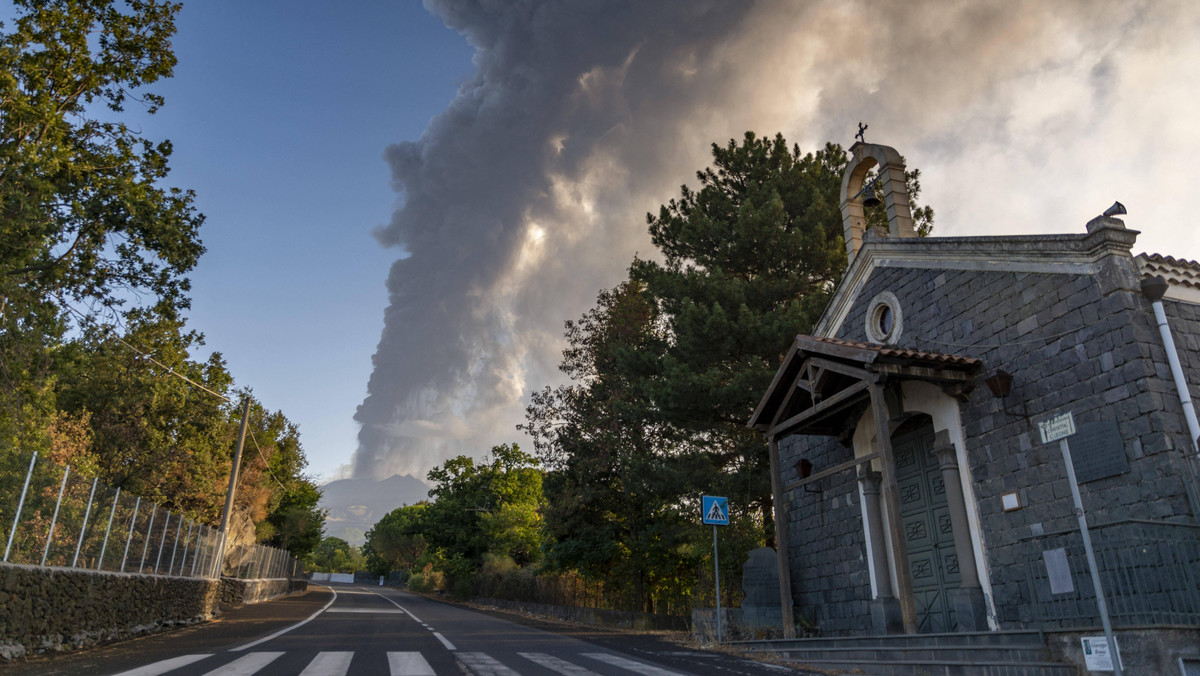 Etna znów aktywna. Fontanna lawy i dymu miała 10 km wysokości