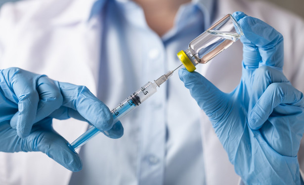 W co wierzą antyszczepionkowcy? Dominują teorie spiskowe