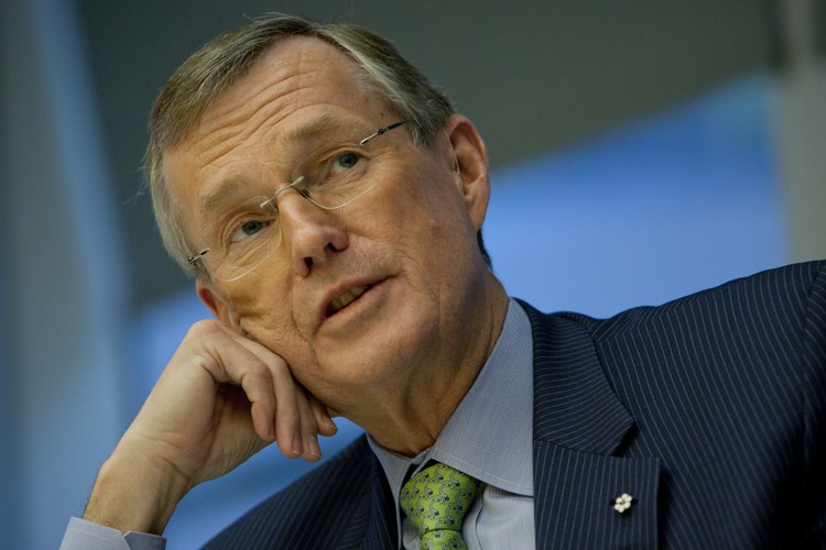 8.  Ed Clark.
Całkowite wynagrodzenie w 2012 roku: 10,8 mln dol.
Firma: Toronto-Dominion Bank.
Aktywa: 811,3 mld dol.
Całkowita stopa zwrotu z akcji: 12 proc.
Stopa zwrotu z kapitału własnego:  14,8 proc.
Ranking firmy minus ranking płacy CEO: 1,0 (CEO jest przepłacany)