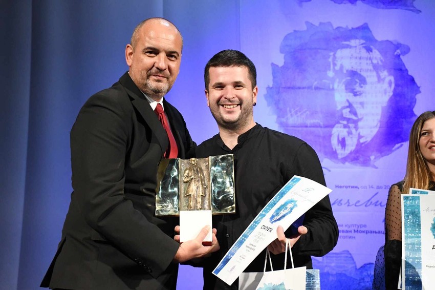 Vladimir Veličković, predsednik opštine Negotin, uručuje Statuetu Stevana Mokranjca Danilu Perkoviću, dirigentu Negotinskog pevačkog društva