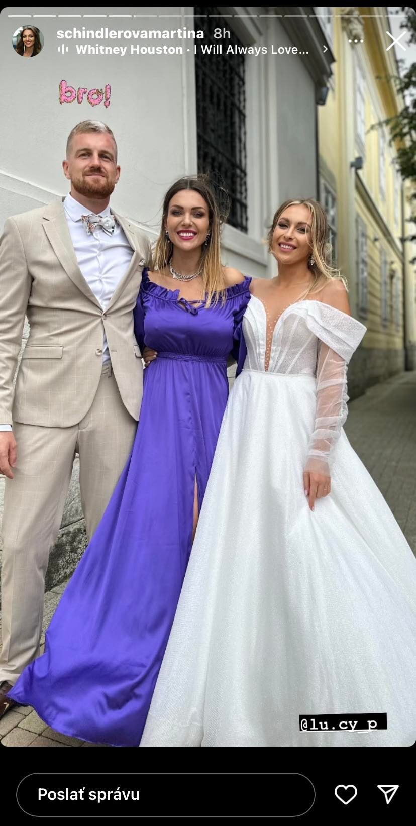 Martina Schindlerová zažiarila na svadbe svojho brata.