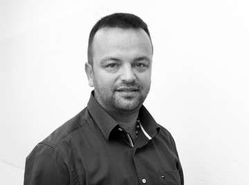 TUGA U SRBIJI: Iznenada umro pevač i zvezda "Farme", 12 godina je pratio Harisa Džinovića, a jedna tragedija mu je obeležila život!