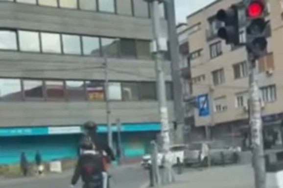 (VIDEO) UZNEMIRUJUĆI PRIZOR U CENTRU BEOGRADA Biciklista sa detetom projurio kroz CRVENO, a onda izleteo ispred autobusa: Besni građani SVE SNIMILI
