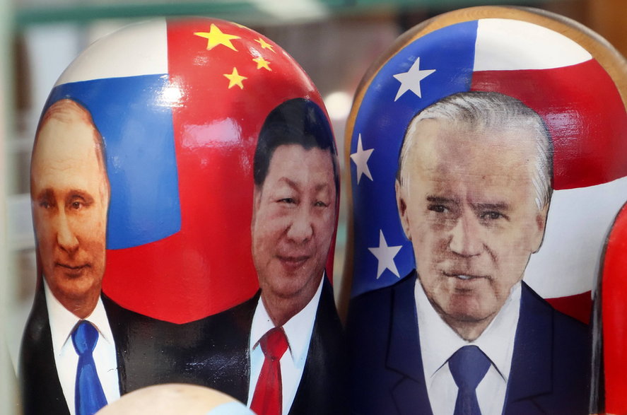 Tradycyjne rosyjskie matrioszki z wizerunkami prezydenta Rosji Władimira Putina, przywódcy Chin Xi Jinpinga i prezydenta USA Joego Bidena, na wystawie w sklepie z pamiątkami w centrum Moskwy, 1 listopada 2023 r.