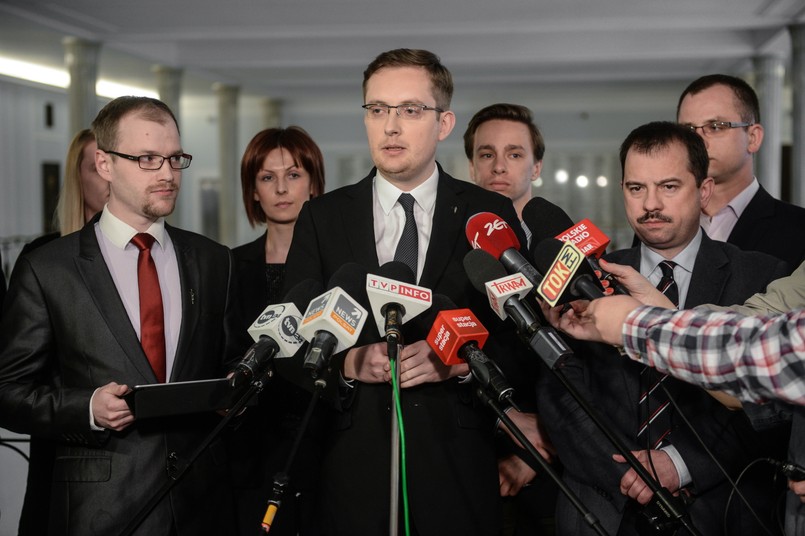 Szef Ruchu Narodowego Robert Winnicki, wiceprezes RP Artur Zawisza oraz członek zarządu Ruchu Narodowego Jakub Kalus, podczas konferencji prasowej, po posiedzeniu Rady Politycznej RN