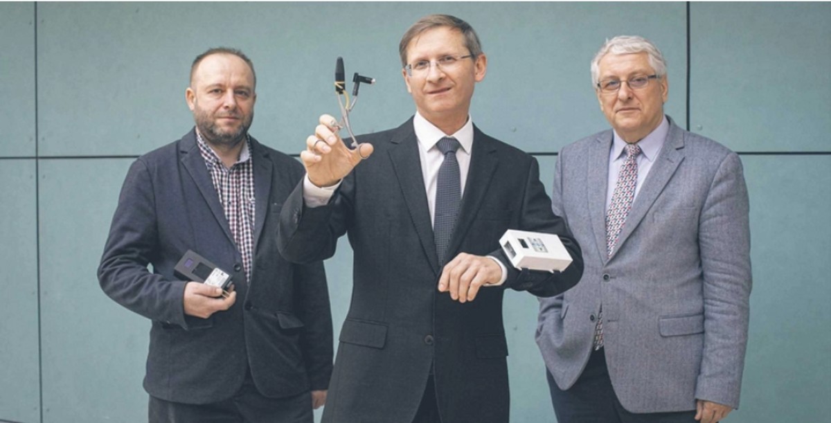 dr inż. Adam Bujnowski i prof. dr hab. Jacek Zieliński z Gdańskiego Uniwersytetu Medycznego i prof. dr hab. Inż. Jerzy Wtorek z Politechniki Gdańskiej