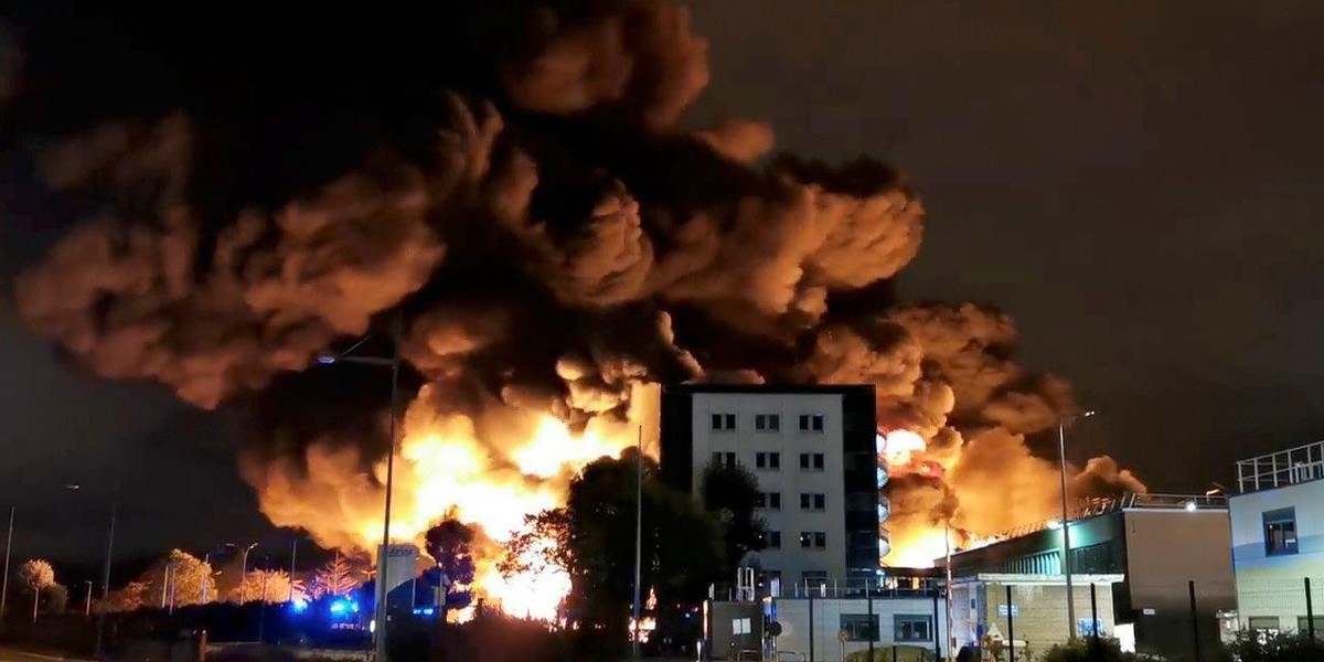 Pożar w fabryce chemikaliów. Groźny dym nad miastem