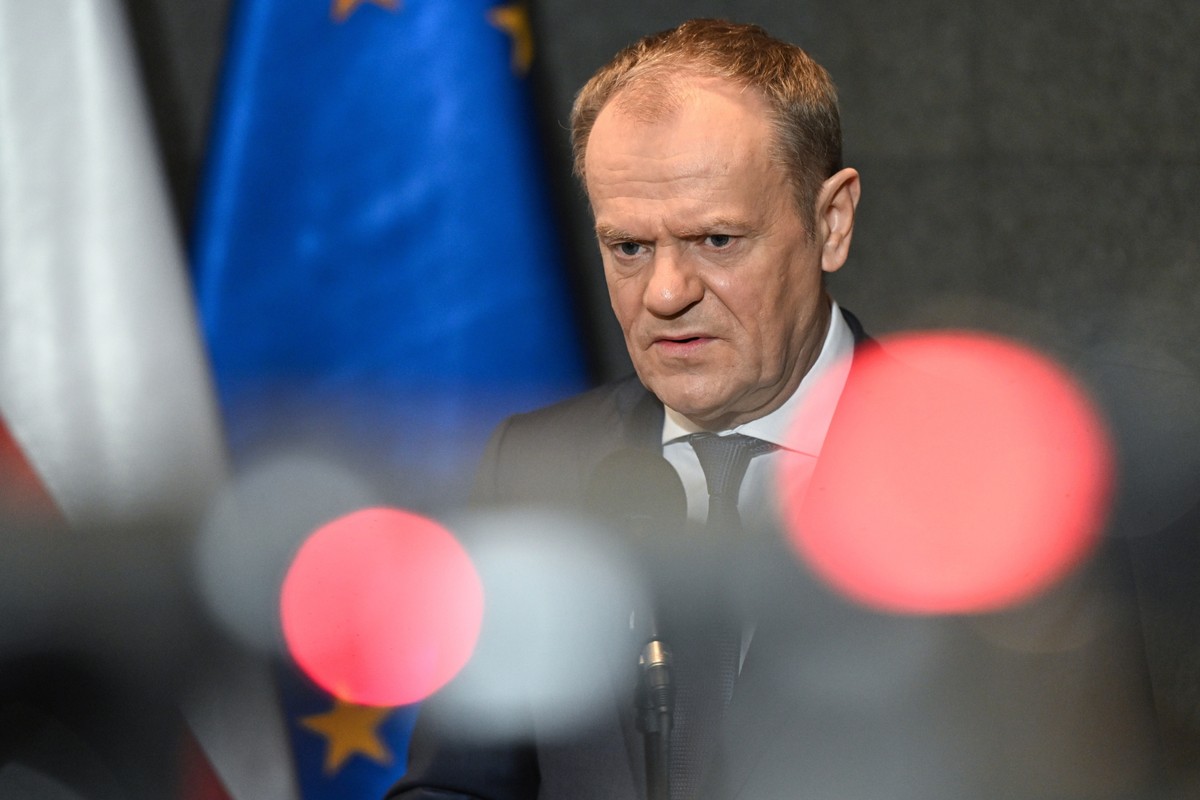 Premier Donald Tusk podczas konferencji prasowej w 1 Bazie Lotnictwa Transportowego w Warszawie. Premier udaje się z wizytą do Rumunii.