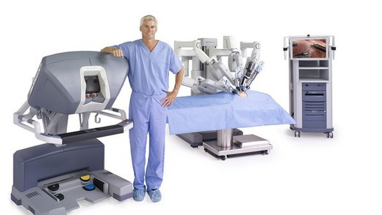 Wzrasta liczba operacji wykonywanych przy asyście robota medycznego da Vinci - wynika z danych amerykańskiej firmy Intuitive Surgical, wynalazcy i twórcy tej technologii. Małoinwazyjne zabiegi robotowe  przeprowadzane przez niewielkie nacięcia  -  umożliwiają poprawę wyników klinicznych pacjentów oraz szybszy powrót do normalnej aktywności. W czerwcu br. da Vinci odwiedzi Kraków i Łódź, prezentując nowe możliwości leczenia w chirurgii jelita grubego oraz terapii chorób macicy.