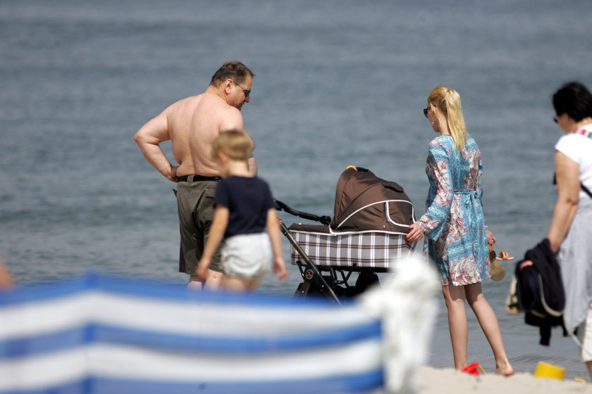 Ryszard Kalisz z żoną Dominiką i synem Ignasiem na plaży
