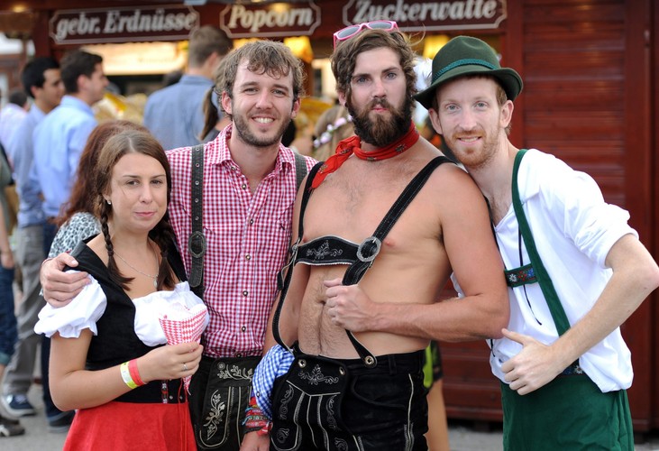 Oktoberfest 2014 - Grupa amerykańskich turystów stojąca przed namiotem festiwalowym w dniu otwarcia Oktoberfest w Monachium. <br><br>EPA / ANDREAS GEBERT  Dostawca: PAP / EPA.