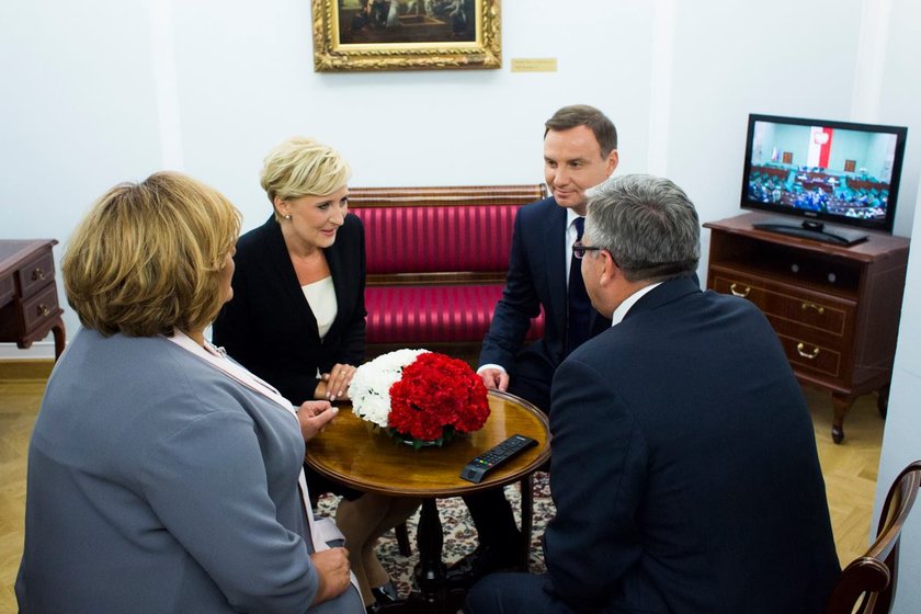 Bronisław Komorowski, były prezydent Polski z żoną i obecna nowa para prezydencka Andrzej i Agata Dudowie