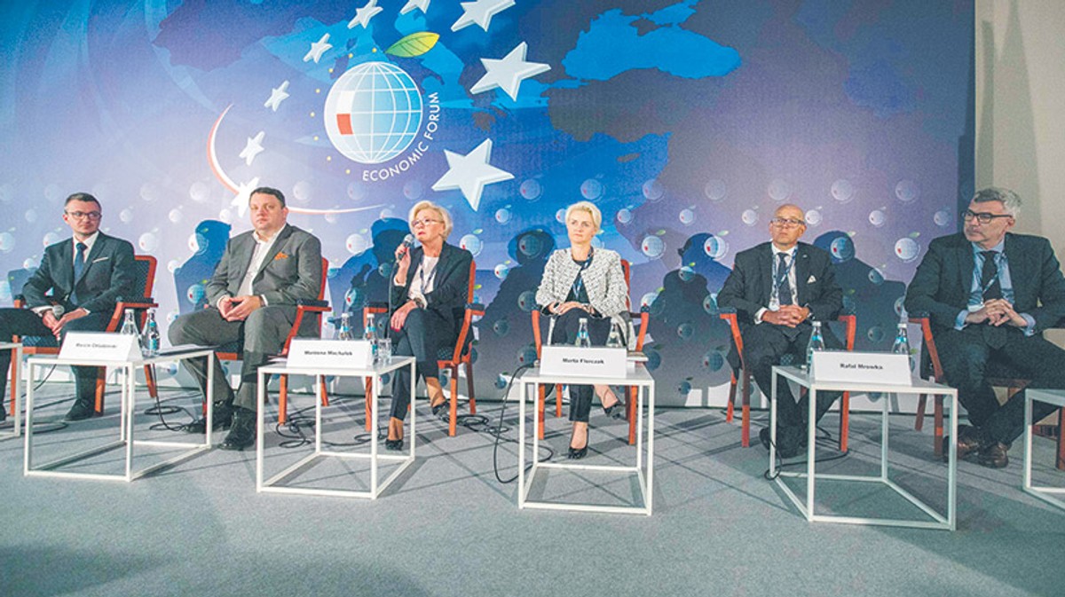 Moderator: Piotr Pilewski, dziennikarz. Uczestnicy: Marcin Chludziński, prezes zarządu KGHM Polska Miedź, Marzena Machałek, sekretarz stanu w Ministerstwie Edukacji i Nauki, Marta Florczak, członek zarządu Lidl Polska ds. personalnych, Rafał Mrówka, dyrektor biura programów MBA w warszawskiej SGH, Artur Miernik, partner EY Polska