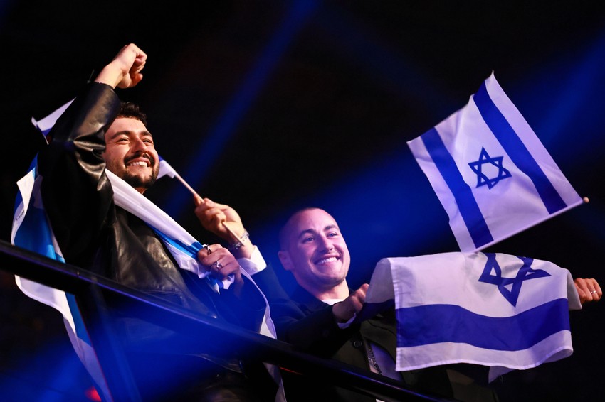 Izraelski pevač Noam Betan slavi prolazak u finale 70. Evrovizije | Foto: HANNIBAL HANSCHKE/EPA/Shutterstock