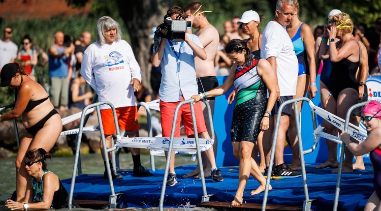 Novák Katalin is átúszta a Balatont Fotó: Facebook