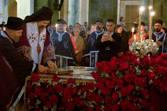 U Hramu Svetog Save na Veliki petak izneta plaštanica (FOTO, VIDEO)