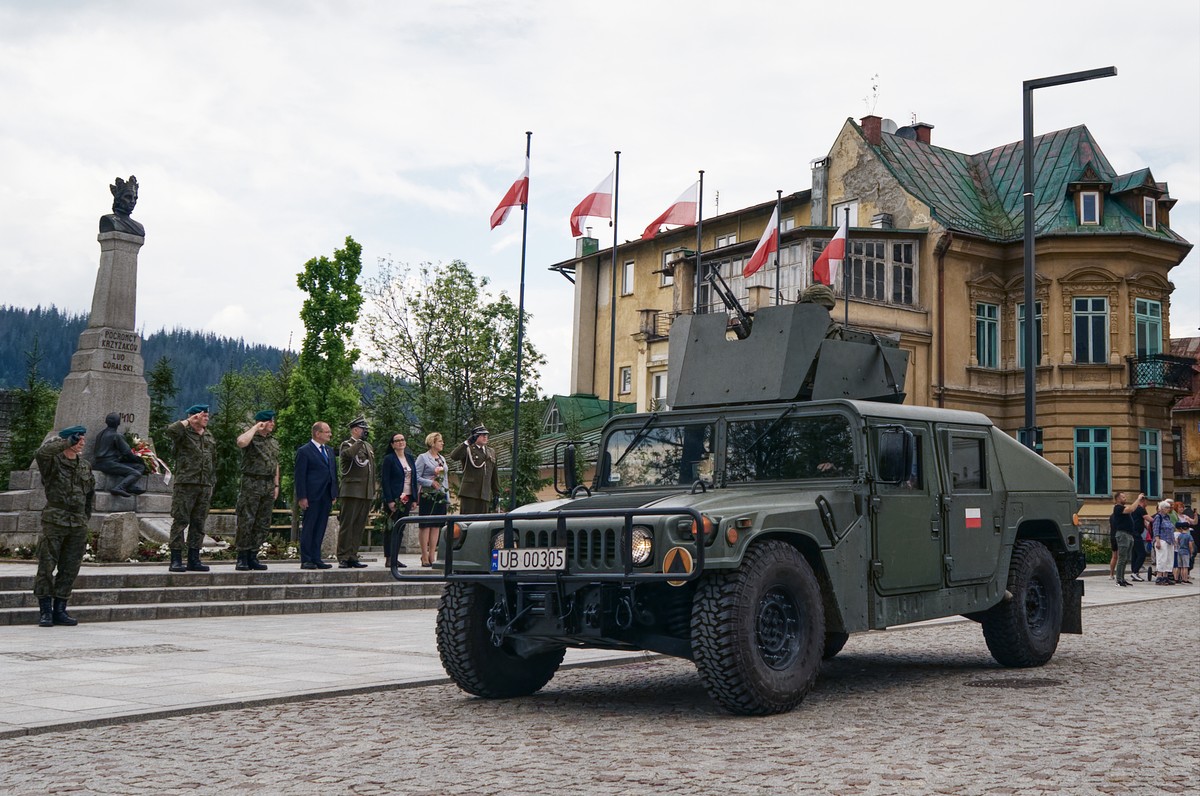 Tylu Polaków widzi zagrożenie dla niepodległości kraju. Rosnące obawy [SONDAŻ]