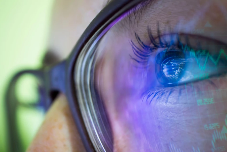 Niebieskie światło może uszkodzić komórki oka, ale jego ilość emitowana przez ekrany jest zbyt mała by doprowadzić do uszkodzeń