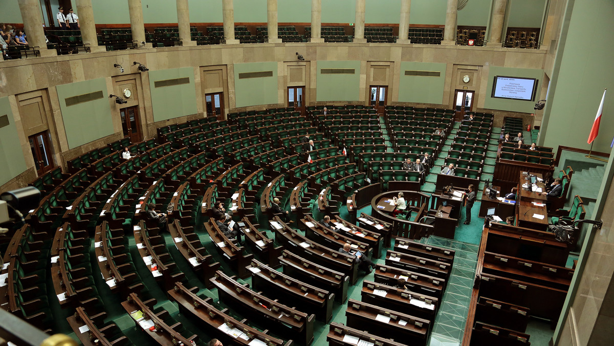 Są na liście najbiedniejszych posłów w Sejmie. Nie mają majątków, dobrych samochodów czy oszczędności. Zgodnie przyznają: poselska pensja - około 10 tys. zł - starcza im ledwie na normalne życie - informuje program "Czarno na białym" w TVN24. Paweł Sajak z Ruchu Palikota jest rekordzistą. Stan jego kotna to 0 zł i tak jak jego szef mieszka u żony.