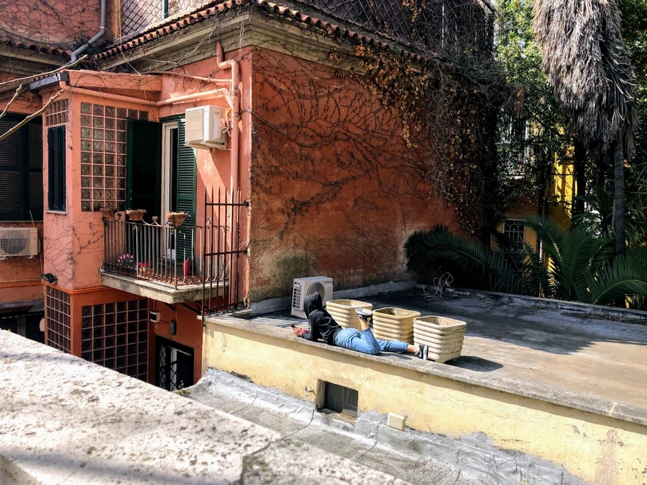 I krov od garaže je postao privlačno mesto za boravak u prirodi.