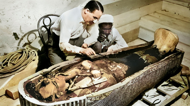 Howard Carter Tutanhamon szarkofágjánál / profimedia