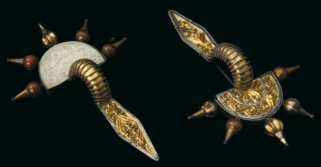 Zapinki palczaste, srebrne, ze znaleziska gromadnego w Świelinie, pow. koszaliński, V w. n.e., Muzeum Narodowe w Szczecinie, fot. Grzegorz Solecki