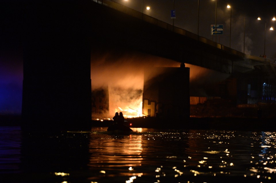 WARSZAWA POŻAR MOSTU ŁAZIENKOWSKIEGO (Płonąca konstrukcja mostu)