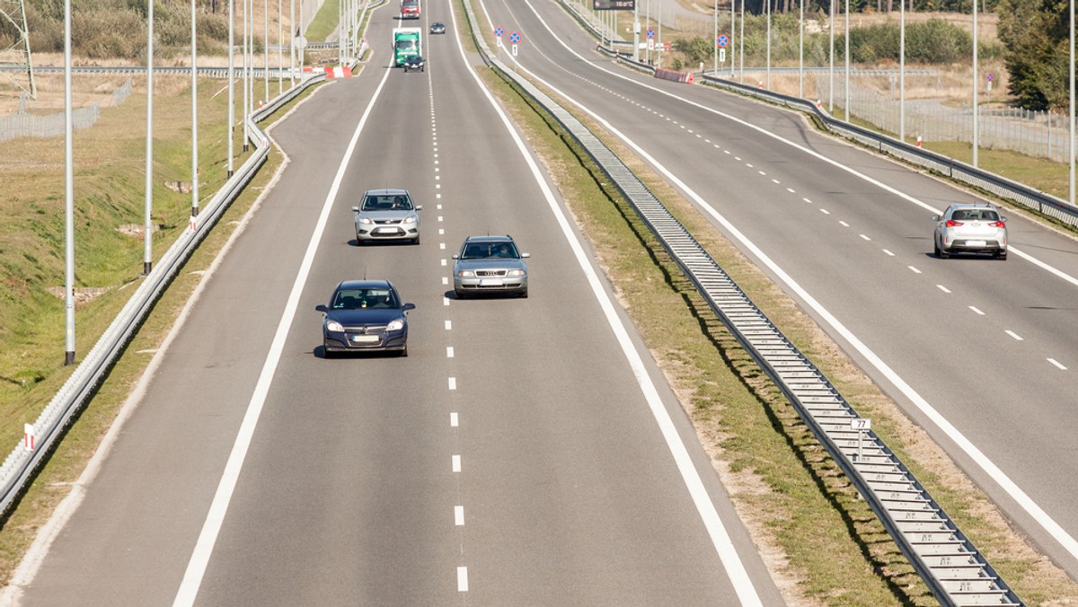 Poznań: rodzina grała w siatkówkę obok pasa autostrady A2