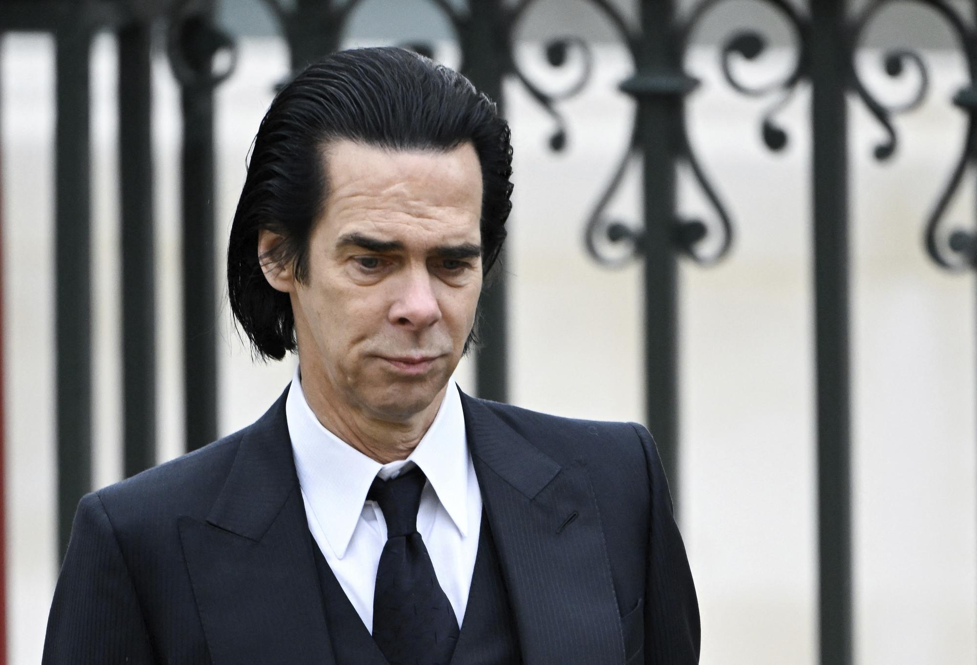 Austrálsky spevák a skladateľ Nick Cave kráča neďaleko Westminsterského opátstva.