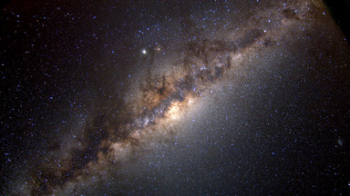 Zaskakująco szybka gwiazda w centralnym zgrubieniu Drogi Mlecznej