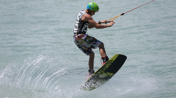 Pavlik Márton (28) az egyik legextrémebb sportot, a wakeboardot gyakorolja / Fotó: Weber Zsolt