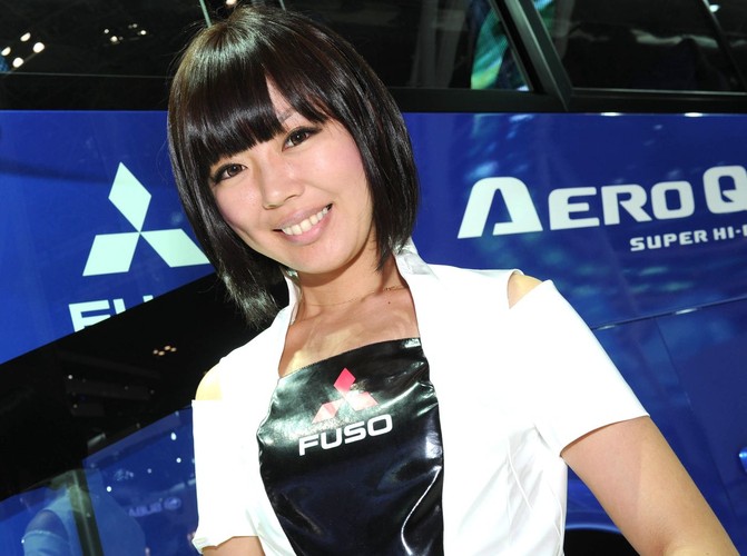 Salon samochodowy w Tokio - dziewczyny