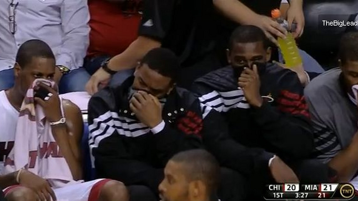 Podczas ostatniego meczu ligi NBA pomiędzy Chicago Bulls a Miami Heat doszło do śmierdzącej wpadki. Jeden z zawodników Miami Heats, siedzących na ławce rezerwowych puścił strasznie śmierdzącego bąka!