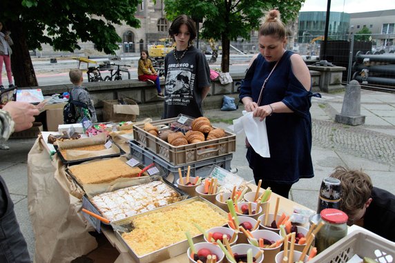 Przed CK Zamek odbyła się Poznańska Garażówka na rzecz osób z doświadczeniem uchodźczym fot. Codzienny Poznań / S. Toroszewska