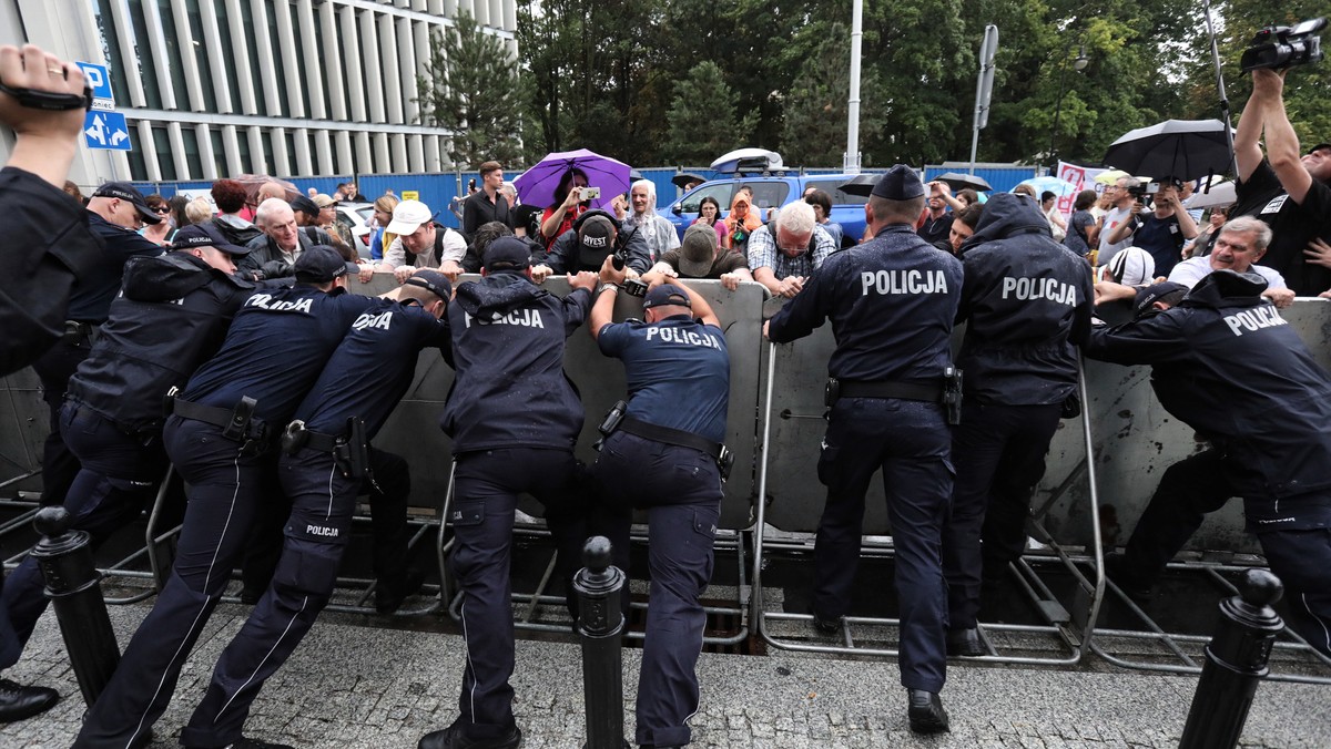 Policja odniosła się dziś na Twitterze do zatrzymania jednego z protestujących pod Sejmem. "Dawid W. po usłyszeniu zarzutów naruszenia nietykalności cielesnej funkcjonariusza publicznego opuścił komisariat Policji w takim samym stanie jak został tam wcześniej dowieziony; bez gorsetu i bandaży, za to z swobodnym dostępem do adwokata - napisała na Twitterze policja.