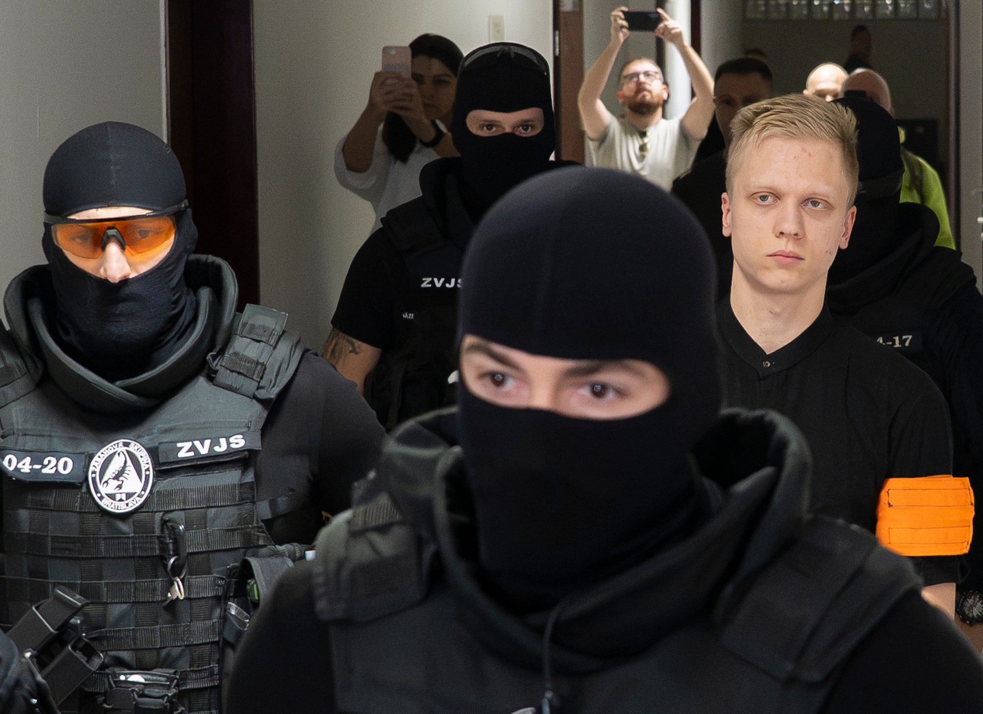 Obžalovaný Samuel S. v sprievode príslušníkov Zboru väzenskej a justičnej stráže. 