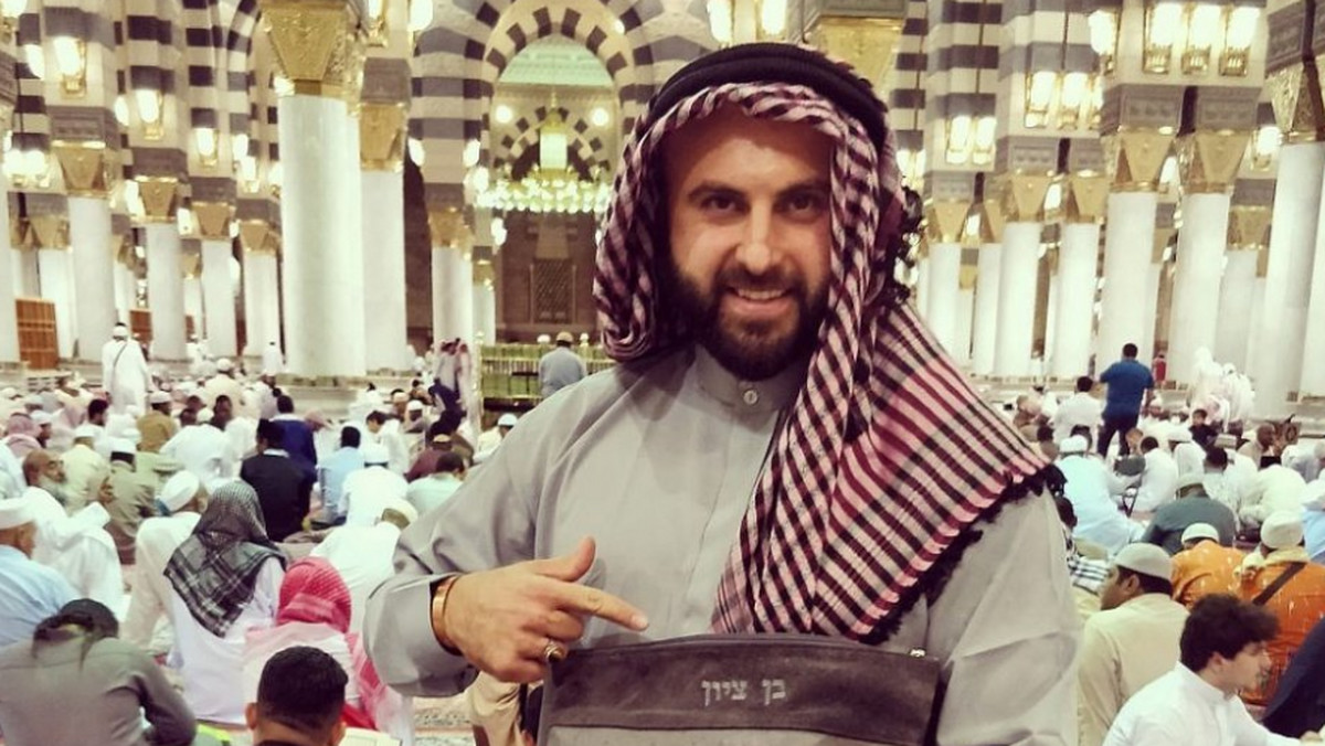 Na pierwszy rzut oka zdjęcie wydaje się zupełnie zwyczajne. Brodaty mężczyzna w tradycyjnym stroju arabskim stoi w Meczecie Proroka w Medynie, drugim po Mekce najświętszym miejscu islamu, i uśmiecha się pogodnie, patrząc w obiektyw.