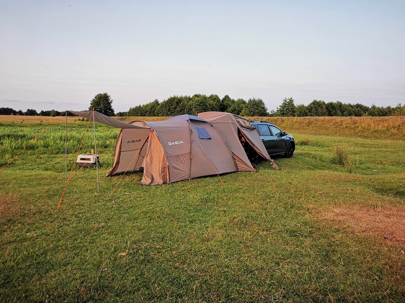 Do Dacii Jogger opracowano namiot stawiany na ziemi. Łączy się go z tylną częścią samochodu