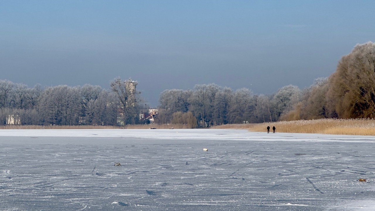Pod chłopcem załamał się lód. Bohaterska postawa nastolatek